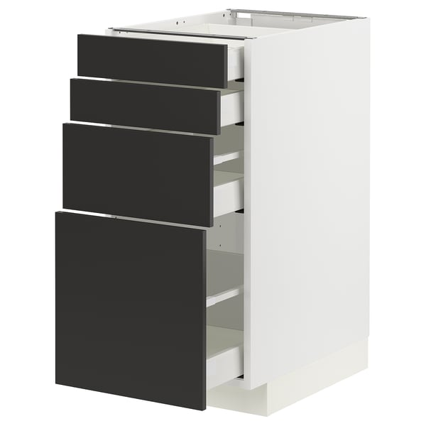 Dieses Bild zeigt einen weißen METOD-Küchenschrank mit vier schwarzen Schubladen, der aus recycelten Materialien für ein umweltfreundliches Design hergestellt wird.