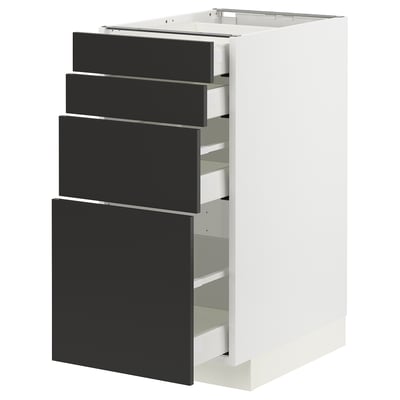 Dieses Bild zeigt einen weißen METOD-Küchenschrank mit vier schwarzen Schubladen, der aus recycelten Materialien für ein umweltfreundliches Design hergestellt wird.