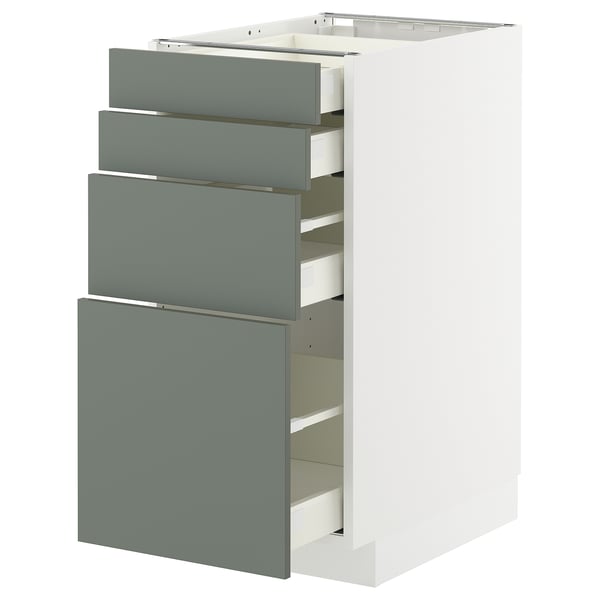 Eine METOD-Küchenzeile mit vier graugrünen Schubladen und einem weißen Schrank in einem schlanken, modernen Design.