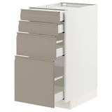 Moderne Küchenzeile mit mehreren hellgrauen Schubladen und schlankem Design.