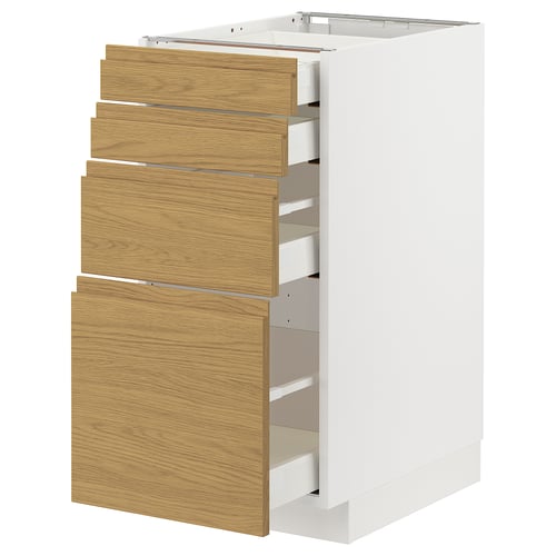 Moderner weißer Schrank mit hellen Holzschubladen und integrierten Griffen.