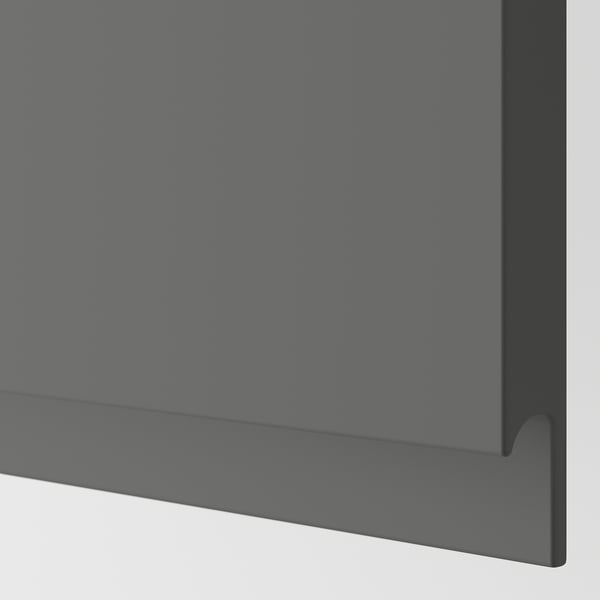 Moderner dunkelgrauer Küchenschrank mit schlankem, minimalistischem Design und glatter Oberfläche, der sich durch hochwertige Materialien und präzise Verarbeitung auszeichnet.