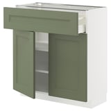 Grün-weißes Küchenschrank-Set mit einer offenen Tür, grünen Griffen und verstellbaren Regalen. Teil des METOD-Systems.