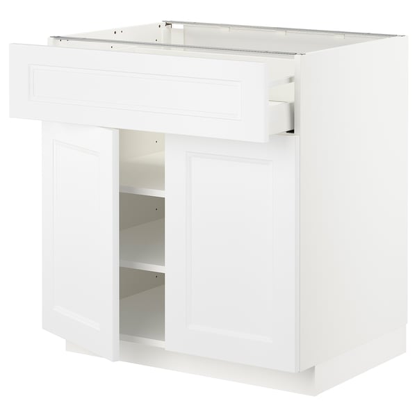 Weißer METOD Küchenschrank mit Schublade und Regalen.