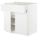 Weißer METOD Küchenschrank mit Schublade und Regalen.