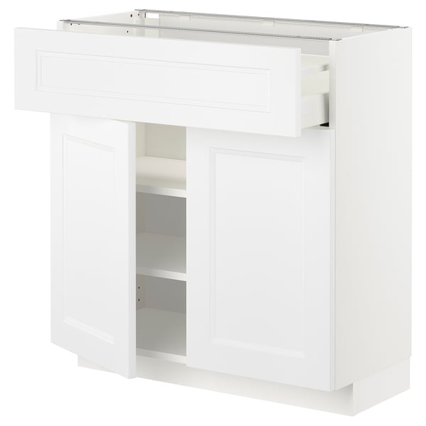 Weißer METOD-Küchenschrank mit Schubladen und Regalen.