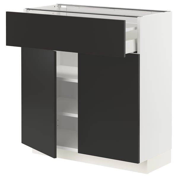 Moderne schwarz-weiße Küchenzeile mit Schubladen und Regalen. Teil des ikea METOD Systems.
