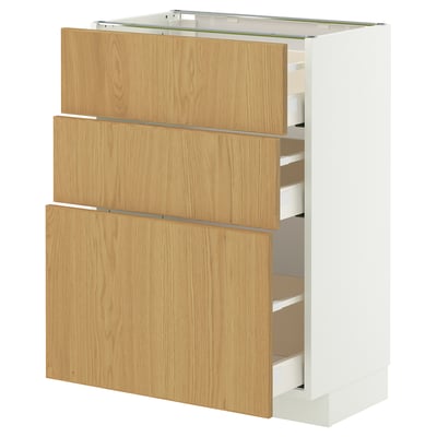 Ein weißer METOD-Unterschrank mit drei Schubladen aus Eichenholz, Selbsteinzug und Holzgriffen.