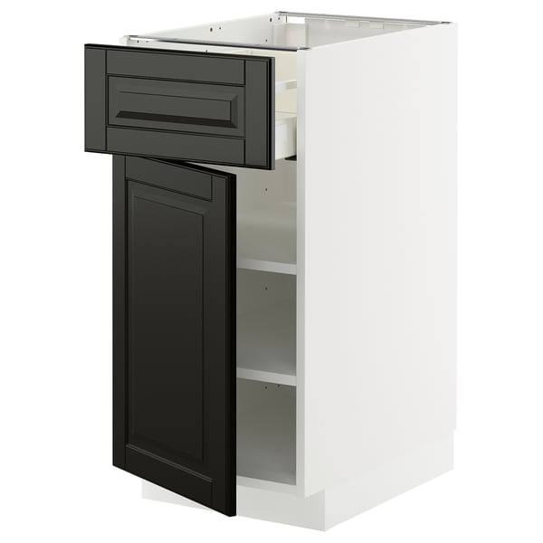 METOD-Küche mit schwarzen Türen, modernem Design, verstellbaren Regalen, selbstschließender Schublade.