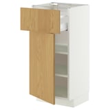 Ein weißer METOD-Schrank mit einer hellen Eichentür, verstellbaren Regalen und einer mittelgroßen Schublade.