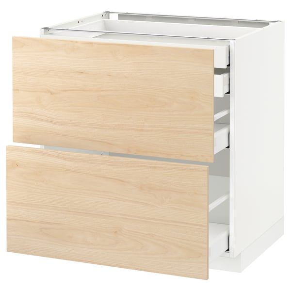 Schubladen aus hellem Eschenholz in weißem Schrank, teilweise offen.