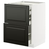 Ein moderner Küchenschrank mit dem Namen METOD in Weiß mit schwarzen Schubladen. Es ist ein schlankes Design mit einer Rahmenkonstruktion und abgeschrägten Kanten.