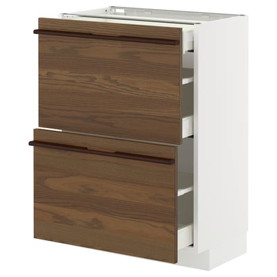 Ein weißer METOD-Küchenschrank mit dunkelbraunen Holzschubladen und Griffen.