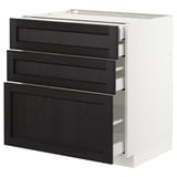 Ein METOD-Küchenschrank mit drei schwarz gebeizten Holzschubladen und einem weißen Sockel. Es ist ein traditionelles, warmes Design mit abgeschrägten Kanten an den Schubladen.