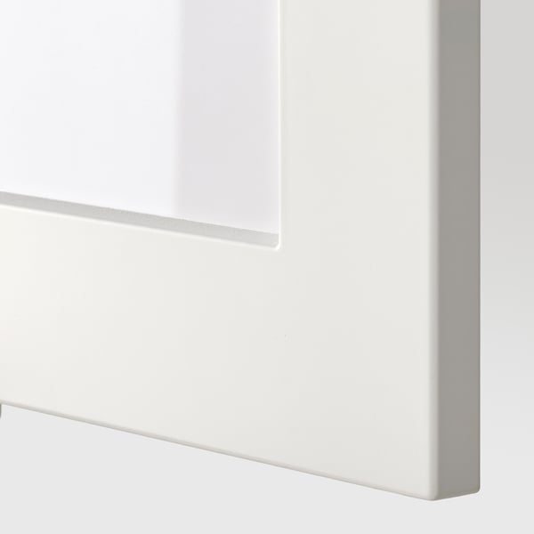 Nahaufnahme einer frischen, weißen, modernen Küchenschrankecke, die ein schlankes Design und eine glatte Oberfläche zeigt.
