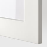 Nahaufnahme einer frischen, weißen, modernen Küchenschrankecke, die ein schlankes Design und eine glatte Oberfläche zeigt.