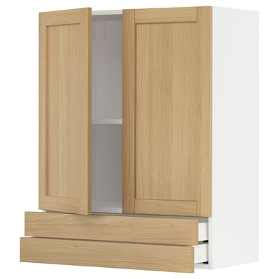 Schrank aus hellem Holz mit zwei offenen Türen, die den Blick auf Regale und Schubladen freigeben.
