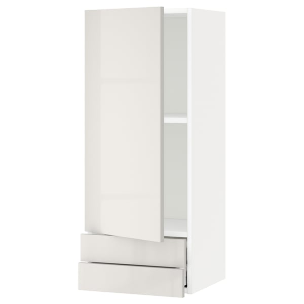 Ein weißer ikea METOD Küchenschrank mit zwei Schubladen und hochglänzenden Türen. Es ist schlank, modern und verfügt über einen eingebauten Langsam-Schließ-Mechanismus.