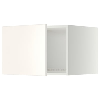 Ein weißer METOD Küchenschrank mit glatten Oberflächen und modernem Design.
