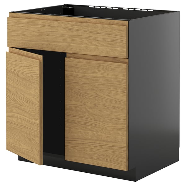 METOD Küchenzeile in Eiche und Schwarz mit minimalistischem Design und integrierten Griffen.