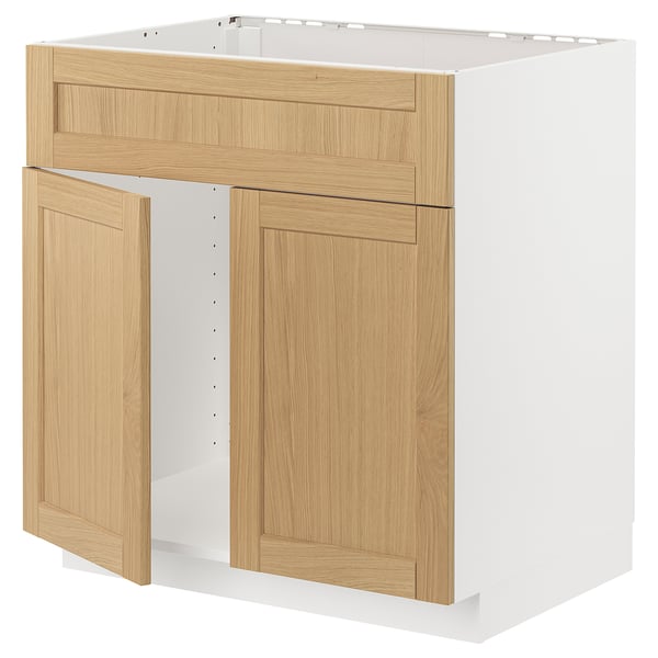 Schrank aus Eichenfurnier mit abgeschrägten Kanten, schwenkbaren Türen, klassischem Design.