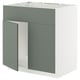 Moderner graugrüner Küchenschrank mit weißem Sockel, schlanken, flachen Türen und minimalistischem Design.