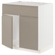 Ein beige-grauer METOD Küchenschrank mit modernem, grifflosem Design und abgeschrägter Kante.
