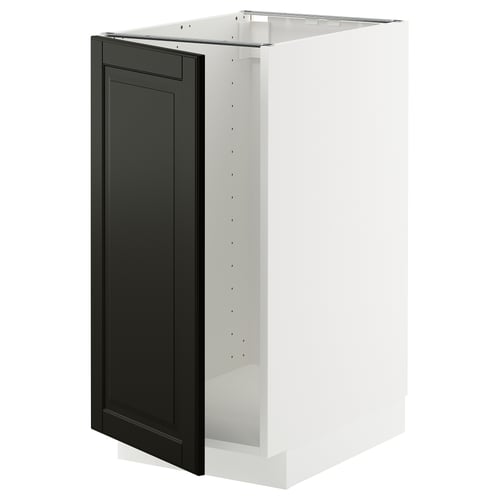 Ein weißer METOD-Küchenschrank mit einer schwarzen Bodbyn-Tür mit abgeschrägten Kanten. Es hat ein schlankes, modernes Design mit einem cleanen Look.