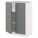 Ein METOD Küchenschrank mit graugrünen Türen. Es ist ein modernes Design mit verstellbaren Regalen und einem stabilen Rahmen.