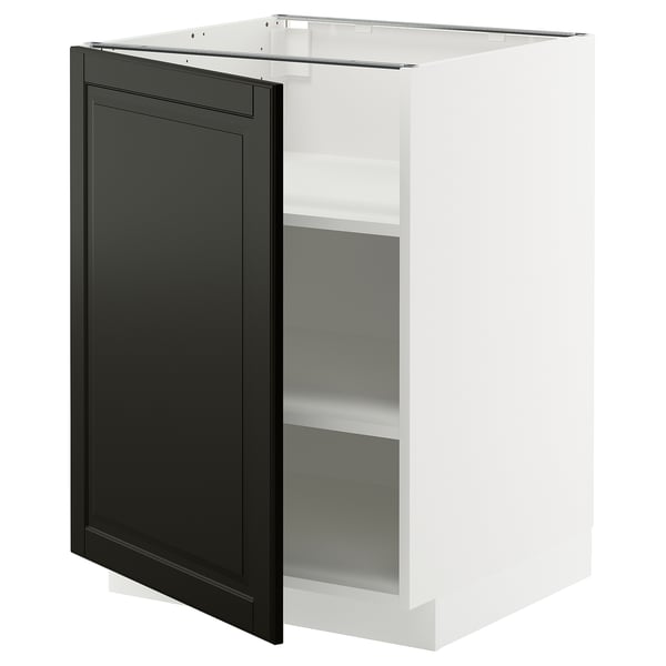 Ein weiß-schwarzer IKEA METOD Küchenschrank mit einer einzigen offenen Tür. Er hat ein modernes, minimalistisches Design mit quadratischer Form und verstellbaren Regalen.