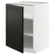 Ein weiß-schwarzer IKEA METOD Küchenschrank mit einer einzigen offenen Tür. Er hat ein modernes, minimalistisches Design mit quadratischer Form und verstellbaren Regalen.