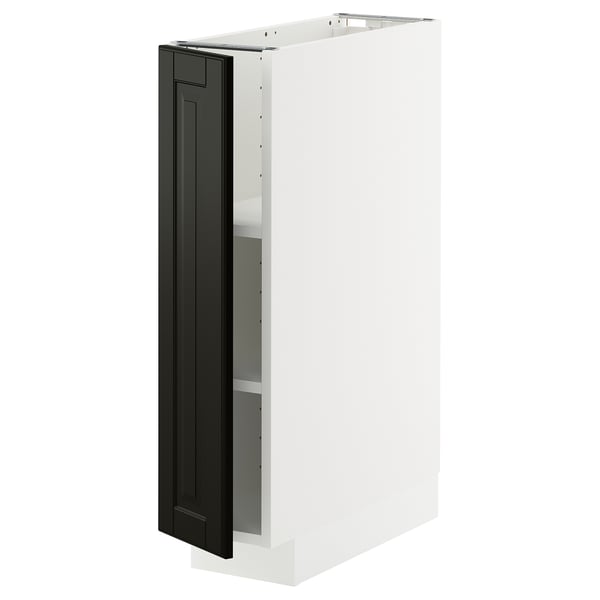 Ein weißer METOD-Küchenschrank mit einer schwarzen Bodbyn-Tür mit abgeschrägten Kanten. Es verfügt über ein Regal im Inneren, das in einem schlanken und modernen Look gestaltet ist.