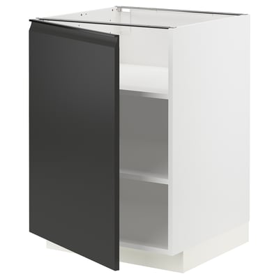 Ein weißer METOD-Küchenschrank mit schwarzer Tür, mit modernem Design und minimalistischen Griffen.
