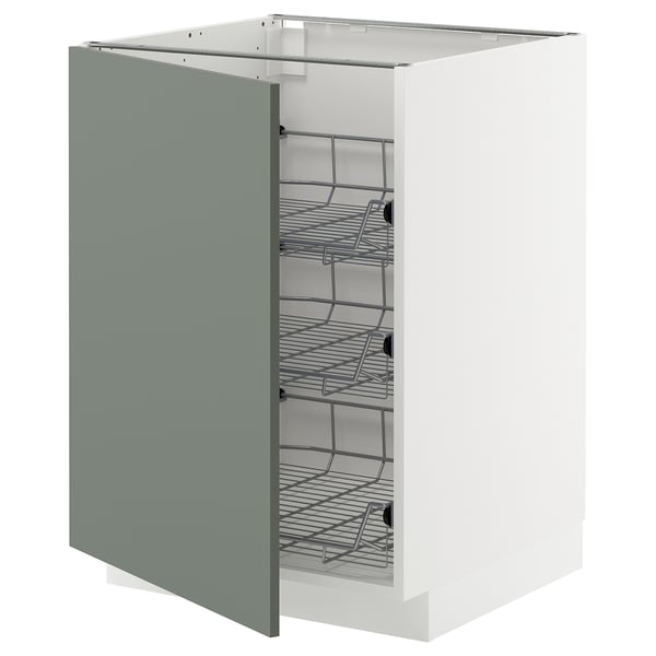 Ein offener METOD Küchenschrank mit Nickebo-Fronten in Grau-Grün. Er verfügt über Drahtkörbe zur Aufbewahrung im Inneren und verfügt über ein modernes Design.