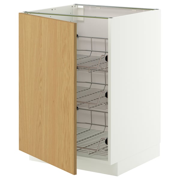 Ein weißer METOD-Schrank mit offener Holztür, in deren Inneren verchromte Drahtböden zum Vorschein kommen.
