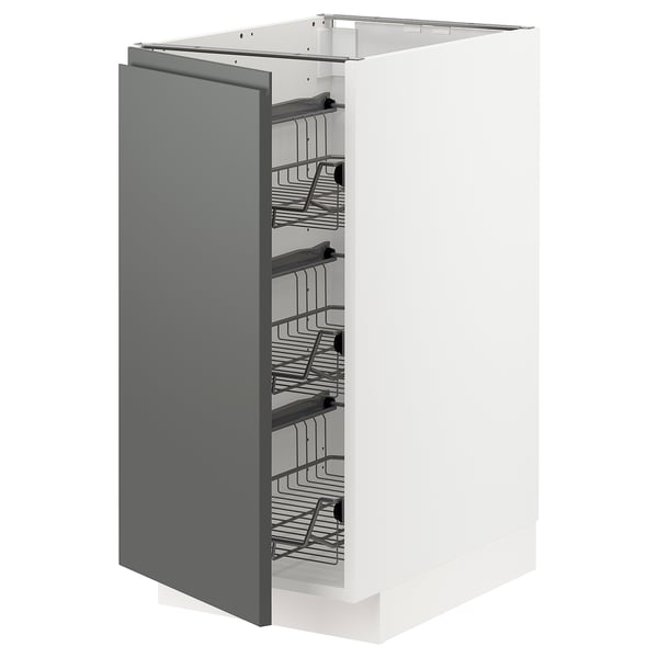 Ein moderner, dunkelgrauer METOD Küchenschrank mit Drahtkörben und ausziehbarem Design.