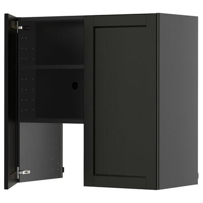 Schwarzer Wandschrank aus dem Küchensystem METOD mit zwei Türen mit abgeschrägten Kanten aus Eschenfurnier. Eine Tür ist teilweise geöffnet, so dass das Regal im Inneren zum Vorschein kommt.