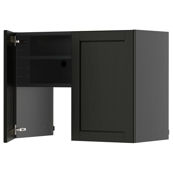 Schwarzer Wandschrank mit einer offenen Tür, die den Blick auf die Innenregale freigibt. Modernes Design, Teil des METOD-Küchensystems.