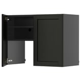 Schwarzer Wandschrank mit einer offenen Tür, die den Blick auf die Innenregale freigibt. Modernes Design, Teil des METOD-Küchensystems.