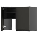Schwarzer Küchenschrank mit offener Tür. Modernes Design, mattes Finish. Verstellbares Regal, Metallgriff. Stabiler Rahmen, Spanplatte.