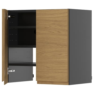 Ein moderner Holzschrank mit grauen Akzenten, mit einer offenen Tür, die den Blick auf die Regale im Inneren freigibt.