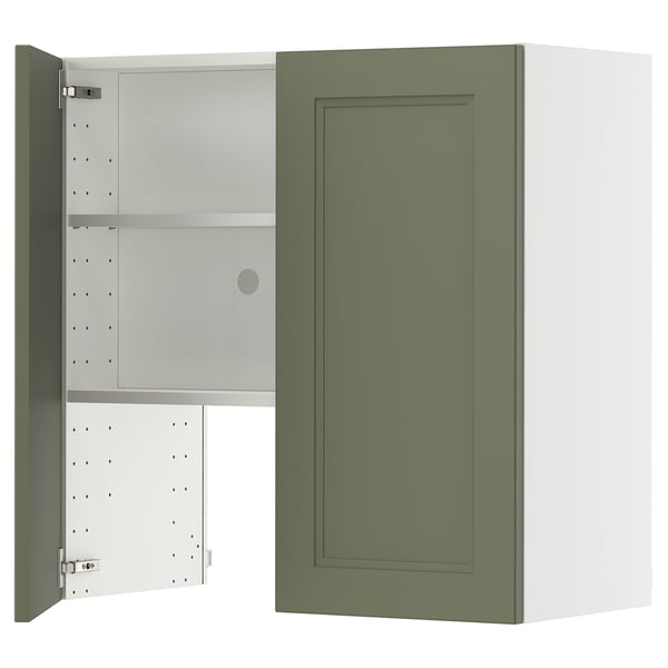 Grüner Schrank mit einer offenen Tür, die verstellbare Regale freigibt.