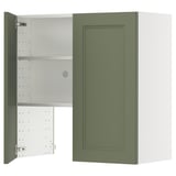 Grüner Schrank mit einer offenen Tür, die verstellbare Regale freigibt.