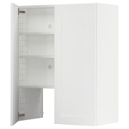 Zeigt einen weißen METOD-Küchenschrank mit einer offenen Tür, die verstellbare Regale freigibt. Der Schrank ist rechteckig und hat ein schlankes, modernes Design.