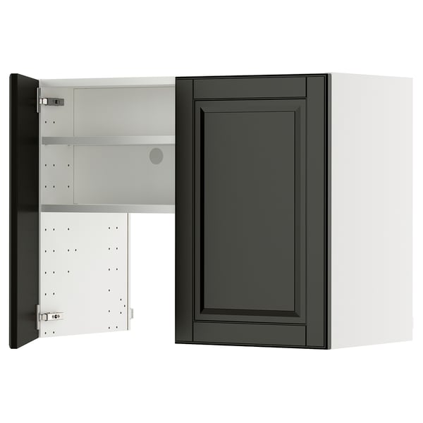 Dieses Bild zeigt einen METOD Küchenschrank in Schwarz mit weißem Innenraum. Er verfügt über eine verstellbare Ablage und ist mit modernen, schlanken Linien gestaltet.