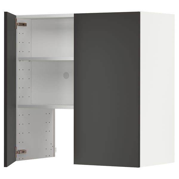 Ein moderner schwarz-weißer Wandschrank mit einer offenen Tür und verstellbaren Regalen im Inneren.