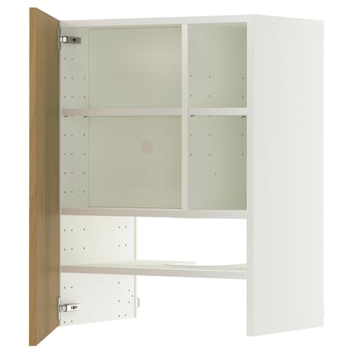 Ein weißer METOD-Schrank mit offener Tür, der den Blick auf verstellbare Regale im Inneren freigibt.