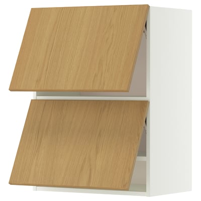 METOD Küchenzeile. Türen aus hellem Holz, weißer Rahmen.