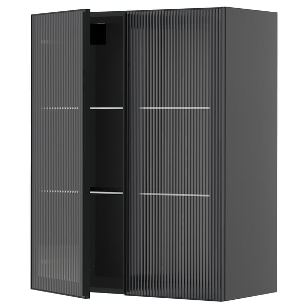 Dunkelgrauer METOD-Küchenschrank mit hejsta-Glastüren und vertikalem Schilfdesign. Schlanke Metallgriffe und verstellbare Regale im Inneren.