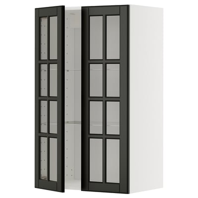 Moderner schwarzer Schrank mit Glastüren, Teil des IKEA METOD-Küchensystems, mit Regalen aus gehärtetem Glas und einem schlanken, minimalistischen Design.